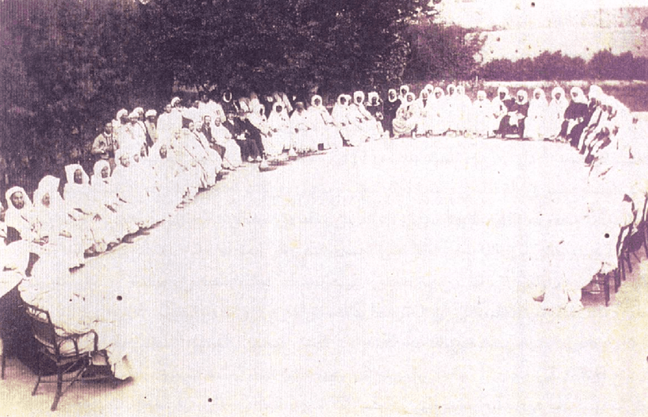 pour le num 5 صورة لإحدى احتفالات الفقراء التجانيين بمدينة مكناس بمقدم الشريف البركة سيدي محمود التجاني 1911م