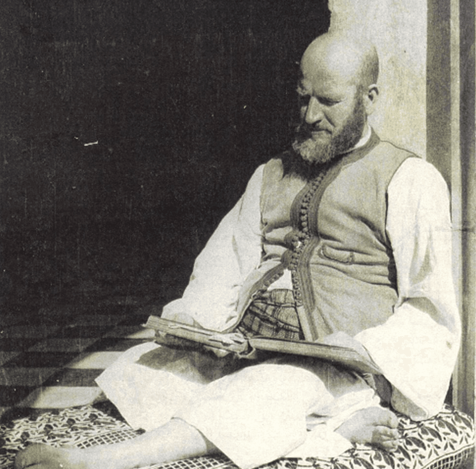 pour le num 4 صورة للعلامة سكيرج و هو يطالع كتاب (جواهر المعاني) على عتبة باب إحدى بيوت داره بمدينة سطات