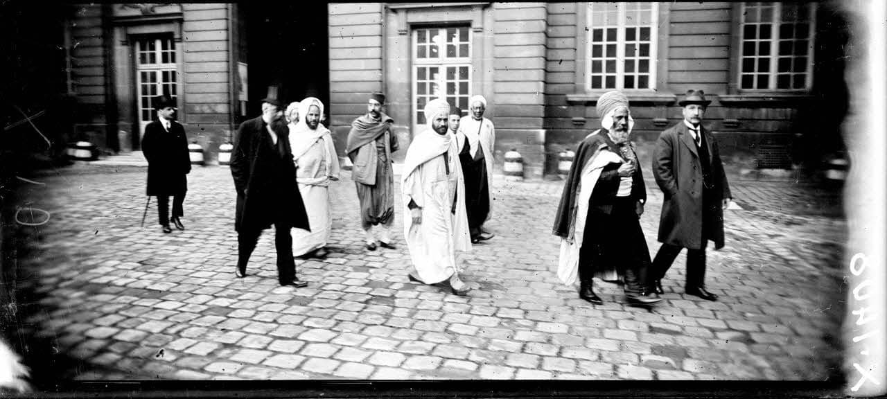 Photographies de l'érudit Sīdī Aḥmad Skiredj et des figures de la voie - Sīdī Aḥmad SKIREDJ à Paris