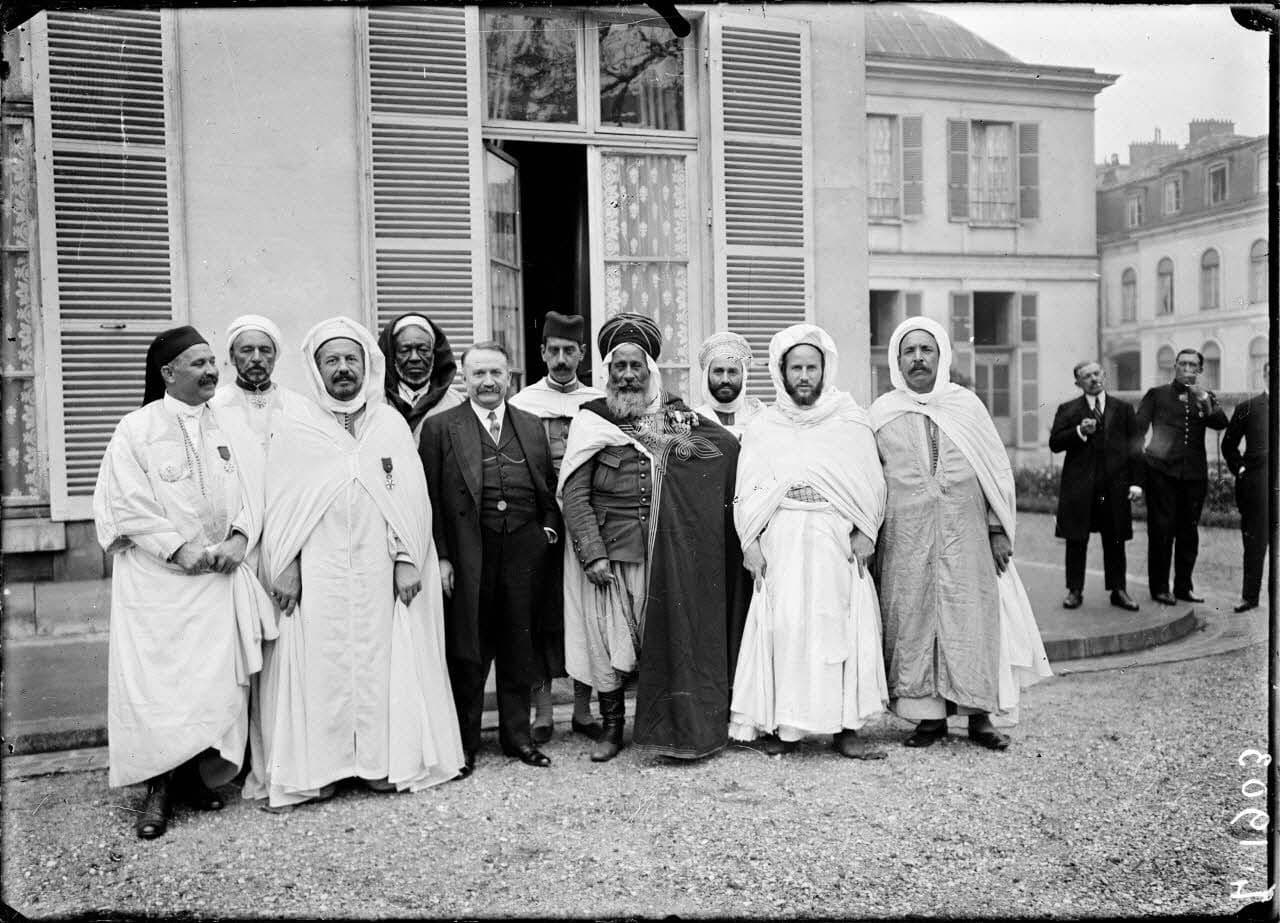 Photographies de l'érudit Sīdī Aḥmad Skiredj et des figures de la voie - Sīdī Aḥmad SKIREDJ à Paris