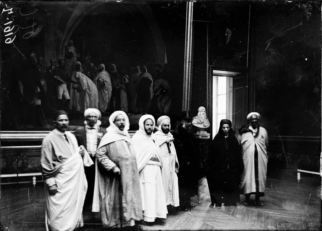 Photographies de l'érudit Sīdī Aḥmad Skiredj et des figures de la voie - Sīdī Aḥmad SKIREDJ à Versailles