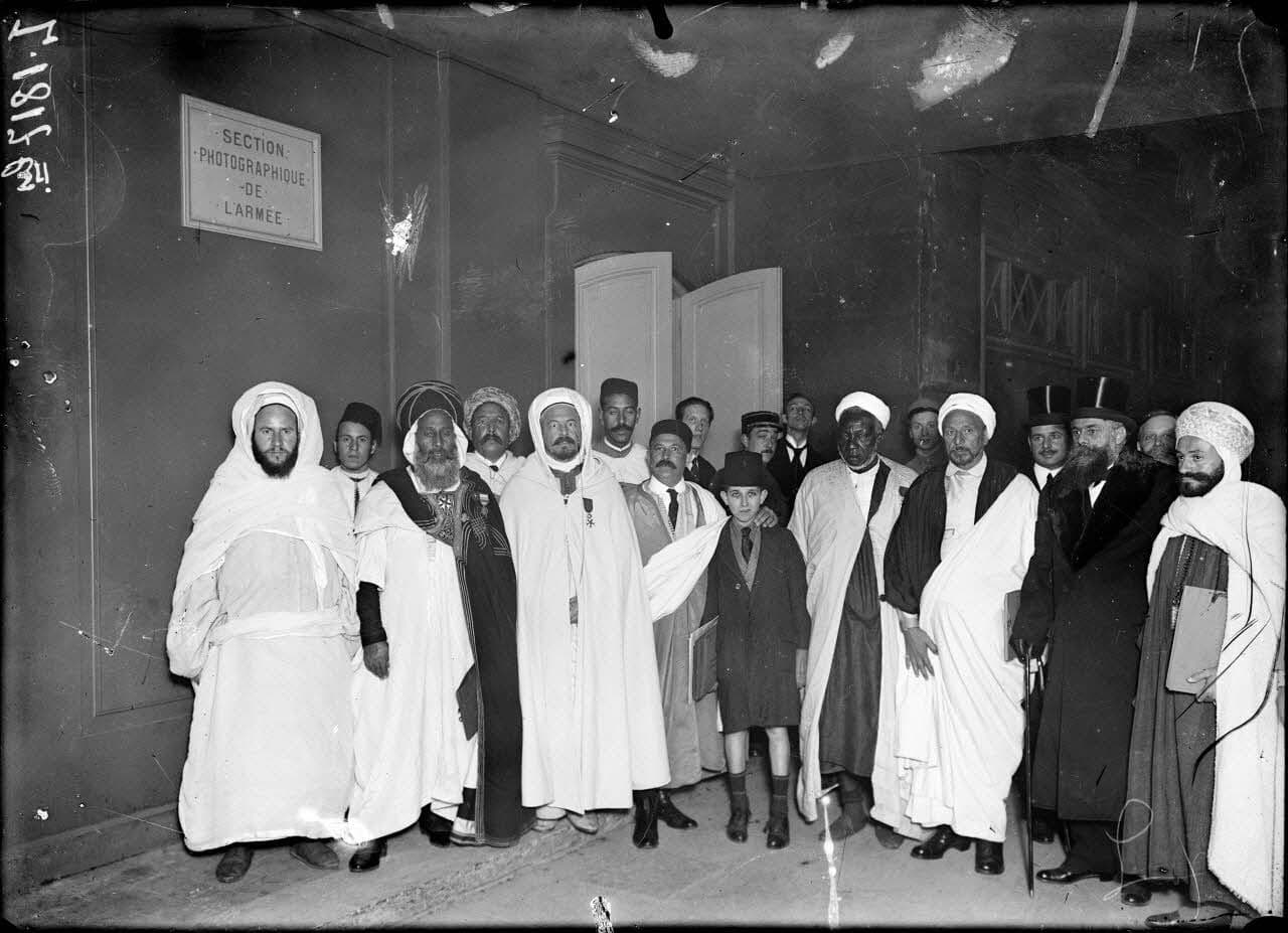 Photographies de l'érudit Sīdī Aḥmad Skiredj et des figures de la voie - Sīdī Aḥmad SKIREDJ à Paris