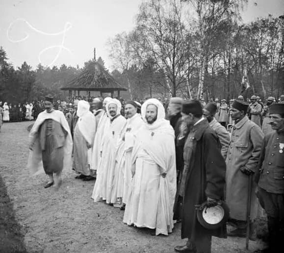 Photographies de l'érudit Sīdī Aḥmad Skiredj et des figures de la voie - Sīdī Aḥmad SKIREDJ à Nogent-sur-Marne