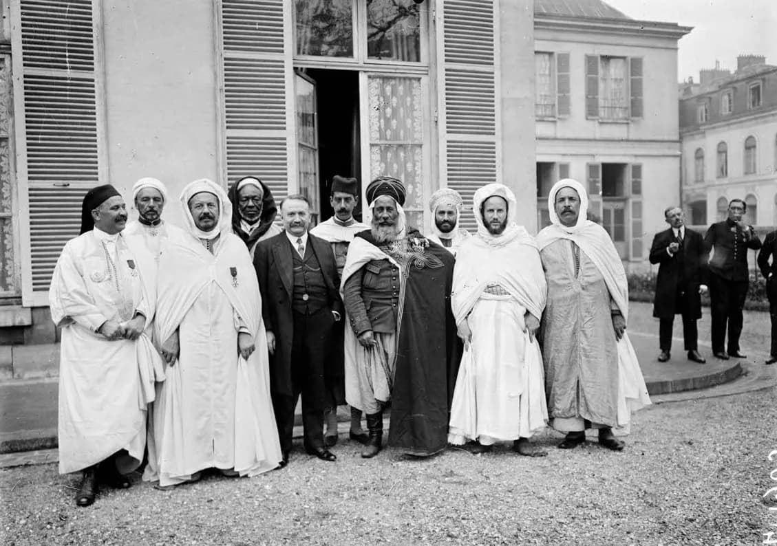 Photographies de l'érudit Sīdī Aḥmad Skiredj et des figures de la voie - Sīdī Aḥmad SKIREDJ à Paris avec Aristide