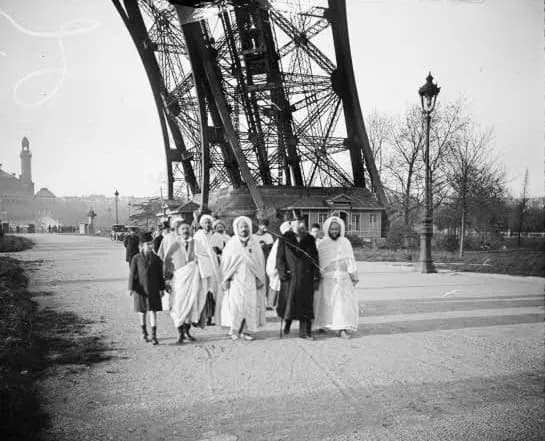 Photographies de l'érudit Sīdī Aḥmad Skiredj et des figures de la voie - Sīdī Aḥmad SKIREDJ à Paris, Tour Eiffel