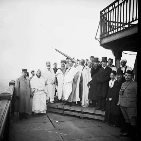 Photographies de l'érudit Sīdī Aḥmad Skiredj et des figures de la voie - Sīdī Aḥmad SKIREDJ à Paris, Tour Eiffel