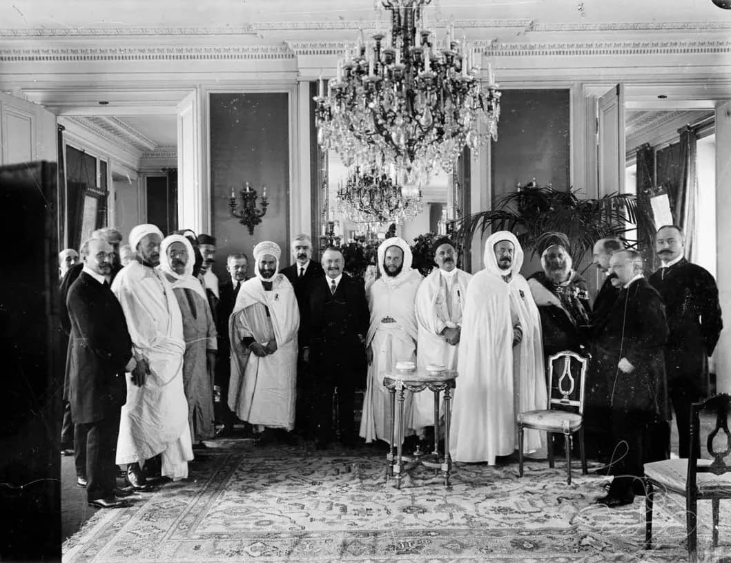 Photographies de l'érudit Sīdī Aḥmad Skiredj et des figures de la voie - Sīdī Aḥmad SKIREDJ à Paris